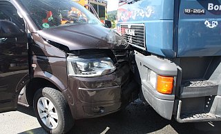 Totalschaden: Durch den Unfall wurden die beiden Insassen des Multivans verletzt. - Polizei Höxter Totalschaden: Durch den Unfall wurden die beiden Insassen des Multivans verletzt. - Polizei Höxter