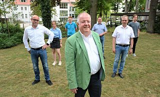 Ulrich Klotz (vorne) geht als Spitzenkandidat der Verler FDP in den Kommunalwahlkampf. Hinter ihm stehen (v. l.) Christian Martin, Katharina Hansmeier, Joshua Wilsmann, Norbert Henkenjohann, Georg Hansmeier und Sebastian Engelmeier). - Karin Prignitz Ulrich Klotz (vorne) geht als Spitzenkandidat der Verler FDP in den Kommunalwahlkampf. Hinter ihm stehen (v. l.) Christian Martin, Katharina Hansmeier, Joshua Wilsmann, Norbert Henkenjohann, Georg Hansmeier und Sebastian Engelmeier). - Karin Prignitz