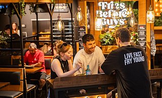 Seit 14. August gibt es das Frittenwerk jetzt auch in Bielefeld. Die Pommes-Kreationen heißen "Istanbul Street Fries" oder "Chicken Shawarma". Bowls gibt es auch. - Stallkamp/Frittenwerk Seit 14. August gibt es das Frittenwerk jetzt auch in Bielefeld. Die Pommes-Kreationen heißen "Istanbul Street Fries" oder "Chicken Shawarma". Bowls gibt es auch. - Stallkamp/Frittenwerk
