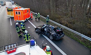Bei dem Unfall wurden zwei Menschen verletzt. - Feuerwehr Porta/Michael Horst Bei dem Unfall wurden zwei Menschen verletzt. - Feuerwehr Porta/Michael Horst