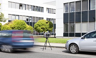 Ab Donnerstag setzt die Stadt den Traffistar S350 ein. Der Laserblitzer kann auch auf Gehwegen neben der Straße stehen. - Jenoptik Robot Ab Donnerstag setzt die Stadt den Traffistar S350 ein. Der Laserblitzer kann auch auf Gehwegen neben der Straße stehen. - Jenoptik Robot
