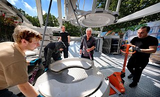 Ronny Cornelius und sein Team bauen das Riesenrad mit Panorama-Gondeln auf. - Andreas Frücht Ronny Cornelius und sein Team bauen das Riesenrad mit Panorama-Gondeln auf. - Andreas Frücht