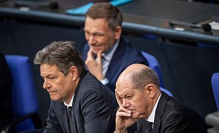 Bundeskanzler Olaf Scholz (SPD), Wirtschaftsminister Robert Habeck (Bündnis 90/Die Grünen) und Finanzminister Christian Lindner (FDP) verfolgen die Debatte zum Auftakt der Haushaltswoche. - Michael Kappeler/dpa Bundeskanzler Olaf Scholz (SPD), Wirtschaftsminister Robert Habeck (Bündnis 90/Die Grünen) und Finanzminister Christian Lindner (FDP) verfolgen die Debatte zum Auftakt der Haushaltswoche. - Michael Kappeler/dpa