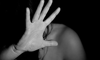 Eine Hausfrau nimmt vor Gericht ihren mutmaßlich gewalttätigen Mann in Schutz. Nun muss sie selbst mit einem Ermittlungsverfahren rechnen. - Symbolbild: Pixabay Eine Hausfrau nimmt vor Gericht ihren mutmaßlich gewalttätigen Mann in Schutz. Nun muss sie selbst mit einem Ermittlungsverfahren rechnen. - Symbolbild: Pixabay