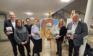Freuen sich auf das neue Kultur-Program im Forum: Marco Möhle (v. l.), Martina Stallmann, Annika Honermeier, Marion Kapsa, Christine Schmidt und Bürgermeister Rüdiger Meier. - Alexandra Stratmeier Freuen sich auf das neue Kultur-Program im Forum: Marco Möhle (v. l.), Martina Stallmann, Annika Honermeier, Marion Kapsa, Christine Schmidt und Bürgermeister Rüdiger Meier. - Alexandra Stratmeier