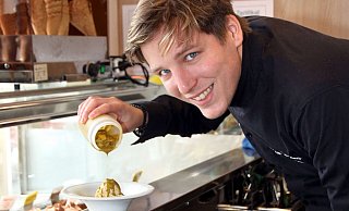 Daniel Pollazzon betreibt das Eiscafé Pino in Avenwedde. - Edwin Rekate Daniel Pollazzon betreibt das Eiscafé Pino in Avenwedde. - Edwin Rekate
