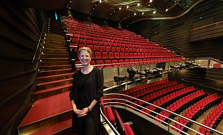 Im Bielefelder Theater fühlt sich die neue Kapellmeisterin und Studienleiterin Anne Hinrichsen (38) bereits gut angekommen. Zum August wechselte die gebürtige Reinbekerin vom Zürcher See an den Teuto. Foto: Andreas Zobe - Foto: Andreas Zobe/NW Im Bielefelder Theater fühlt sich die neue Kapellmeisterin und Studienleiterin Anne Hinrichsen (38) bereits gut angekommen. Zum August wechselte die gebürtige Reinbekerin vom Zürcher See an den Teuto. Foto: Andreas Zobe - Foto: Andreas Zobe/NW