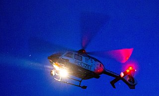 Ein Hubschrauber der Polizei sucht nach vermissten Personen. - picture alliance/dpa/dpa-Zentralbild Ein Hubschrauber der Polizei sucht nach vermissten Personen. - picture alliance/dpa/dpa-Zentralbild
