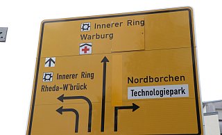 Der bisherige Pfeil für die frühere zweite Geradeausspur ist gelb überklebt. - Holger Kosbab Der bisherige Pfeil für die frühere zweite Geradeausspur ist gelb überklebt. - Holger Kosbab