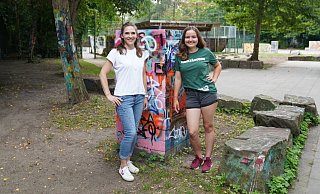 Die grüne Direktkandidatin Sara Pérez de Siles Fernández und Greta Giesen von der Grünen Jugend am Bauteil 5. - B 90/Die Grünen Die grüne Direktkandidatin Sara Pérez de Siles Fernández und Greta Giesen von der Grünen Jugend am Bauteil 5. - B 90/Die Grünen
