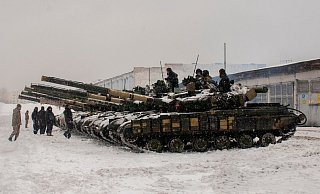 Ukrainische Soldaten untersuchen Panzer in einer Militäreinheit in der Nähe von Charkiw. - Foto: Andrew Marienko/AP/dpa Ukrainische Soldaten untersuchen Panzer in einer Militäreinheit in der Nähe von Charkiw. - Foto: Andrew Marienko/AP/dpa