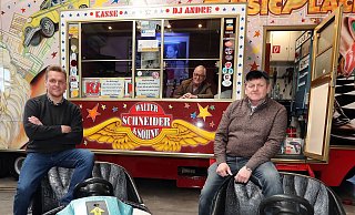 André Schneider, im Hintergrund an der Kasse im Wagen Walter Schneider und Klaus Rasch. - Wolfgang Rudolf André Schneider, im Hintergrund an der Kasse im Wagen Walter Schneider und Klaus Rasch. - Wolfgang Rudolf