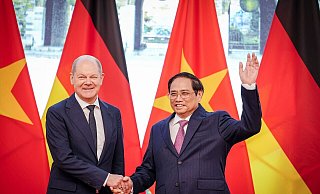 Bundeskanzler Olaf Scholz wird von Vietnams Premierminister Pham Minh Chinh (r) empfangen. - Kay Nietfeld/dpa Bundeskanzler Olaf Scholz wird von Vietnams Premierminister Pham Minh Chinh (r) empfangen. - Kay Nietfeld/dpa