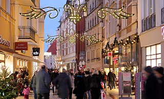 In der weihnachtlich geschmückten Höckerstraße waren in den vergangenen Jahren viele Menschen mit ihren Einkäufen unterwegs, auch an Sonntagen. - Frank-Michael Kiel-Steinkamp In der weihnachtlich geschmückten Höckerstraße waren in den vergangenen Jahren viele Menschen mit ihren Einkäufen unterwegs, auch an Sonntagen. - Frank-Michael Kiel-Steinkamp
