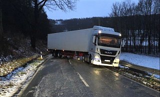 Bei Gehrden kam ein Lkw-Gespann ins Rutschen und musste abgeschleppt werden. - Polizei Höxter Bei Gehrden kam ein Lkw-Gespann ins Rutschen und musste abgeschleppt werden. - Polizei Höxter