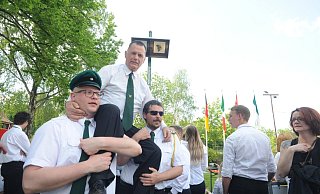 Er lebe hoch: Horst Fahrmeyer hatte im vergangenen Mai den Holzadler erlegt. Die Rahdener Gilde feierte Fahrmeyer in ihrem 175. Jahr als Jubiläumskönig. - Joern Spreen-Ledebur Er lebe hoch: Horst Fahrmeyer hatte im vergangenen Mai den Holzadler erlegt. Die Rahdener Gilde feierte Fahrmeyer in ihrem 175. Jahr als Jubiläumskönig. - Joern Spreen-Ledebur