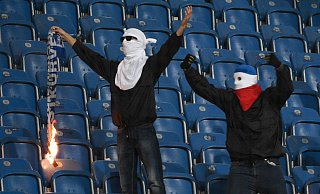 Die Fans von Hansa Rostock haben keinen guten Ruf. Hier verbrennen vermummte Hansa-Anhänger im Stadion einen Hertha-Schal. - picture alliance / Axel Heimken/dpa Die Fans von Hansa Rostock haben keinen guten Ruf. Hier verbrennen vermummte Hansa-Anhänger im Stadion einen Hertha-Schal. - picture alliance / Axel Heimken/dpa