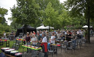 Konzentriert folgen die Teilnehmer Drumbobs Anweisungen und bringen gemeinsam den Schlossgarten beim Rudeltrommeln zum Beben. - Julia Stratmann Konzentriert folgen die Teilnehmer Drumbobs Anweisungen und bringen gemeinsam den Schlossgarten beim Rudeltrommeln zum Beben. - Julia Stratmann