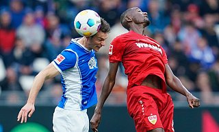 Stuttgarts Torschütze Serhou Guirassy (r) im Kopfballduell mit dem Darmstädter Christoph Zimmermann. - Ursula Düren/dpa Stuttgarts Torschütze Serhou Guirassy (r) im Kopfballduell mit dem Darmstädter Christoph Zimmermann. - Ursula Düren/dpa