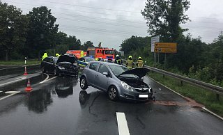 Ein Autofahrer wurde mit Verdacht einer Hals-Wirbelsäulen-Verletzung und eines Schädelhirntraumas ins Krankenhaus gebracht. Zwei weitere wurden leicht verletzt. - Feuerwehr Paderborn Ein Autofahrer wurde mit Verdacht einer Hals-Wirbelsäulen-Verletzung und eines Schädelhirntraumas ins Krankenhaus gebracht. Zwei weitere wurden leicht verletzt. - Feuerwehr Paderborn