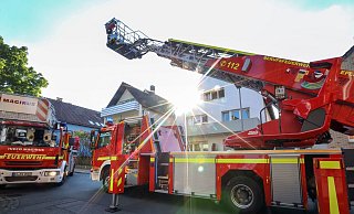 In der engen Weststraße brachte die Einsatzkräfte zwei Drehleitern in Position. Im Dachgeschoss hatte es gebrannt. - Sarah Jonek In der engen Weststraße brachte die Einsatzkräfte zwei Drehleitern in Position. Im Dachgeschoss hatte es gebrannt. - Sarah Jonek