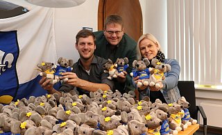 Plüschtiere als Werbeträger: Marcel Hahne (v.l.), Kai Abruszat und Kirsten Halwe stellten im Rathaus die neuen Maskottchen „Stemmi“ und „Wedi“ vor. Erhältlich sind sie auch auf dem Leverner Markt. - Sonja Rohlfing Plüschtiere als Werbeträger: Marcel Hahne (v.l.), Kai Abruszat und Kirsten Halwe stellten im Rathaus die neuen Maskottchen „Stemmi“ und „Wedi“ vor. Erhältlich sind sie auch auf dem Leverner Markt. - Sonja Rohlfing