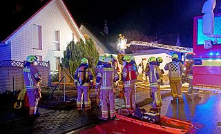 Durch ihren schnellen Löscherfolg haben die Einsatzkräfte der Feuerwehr Delbrück ein Übergreifen der Flammen von der Garage auf das Wohnhaus verhindert. - Ralph Meyer Durch ihren schnellen Löscherfolg haben die Einsatzkräfte der Feuerwehr Delbrück ein Übergreifen der Flammen von der Garage auf das Wohnhaus verhindert. - Ralph Meyer