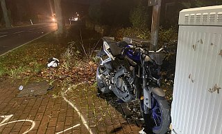 Die Yamaha ist total zerstört. Wie es dem Fahrer aktuell geht ist unklar. - Jan Henning Roggge Die Yamaha ist total zerstört. Wie es dem Fahrer aktuell geht ist unklar. - Jan Henning Roggge