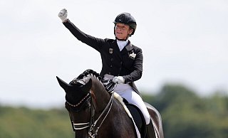 Dressurreiterin Isabell Werth wird beim 42. Deutschen Presseball ausgezeichnet. - Rolf Vennenbernd/dpa Dressurreiterin Isabell Werth wird beim 42. Deutschen Presseball ausgezeichnet. - Rolf Vennenbernd/dpa