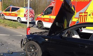 Auf dem Heinz-Nixdorf-Ring stießen zwei Fahrzeuge frontal zusammen, nachdem eine 71-Jährige die Vorfahrt missachtet hatte. - Feuerwehr Paderborn Auf dem Heinz-Nixdorf-Ring stießen zwei Fahrzeuge frontal zusammen, nachdem eine 71-Jährige die Vorfahrt missachtet hatte. - Feuerwehr Paderborn