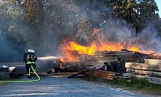 In Flammen stand das Holzlager einer Zimmerei, etwas außerhalb von Beller gelegen, am Montagabend. - FFW Brakel In Flammen stand das Holzlager einer Zimmerei, etwas außerhalb von Beller gelegen, am Montagabend. - FFW Brakel