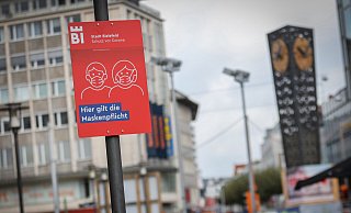 Die Schilder, die auf die Maskenpflicht hinweisen, werden nun wieder aufgehängt. - Sarah Jonek Die Schilder, die auf die Maskenpflicht hinweisen, werden nun wieder aufgehängt. - Sarah Jonek