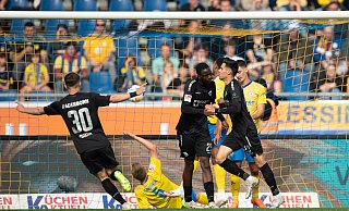 Paderborns Raphael Obermair (r.) erzielt sein Tor zum 0:2. Mitspieler Muslija jubelt. - dpa Paderborns Raphael Obermair (r.) erzielt sein Tor zum 0:2. Mitspieler Muslija jubelt. - dpa