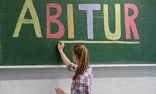 Mehrere Hundert Schülerinnen und Schüler haben in der Werrestadt in diesem Schuljahr ihr letztes Zeugnis entgegengenommen. - Tobias Kleinschmidt/dpa Mehrere Hundert Schülerinnen und Schüler haben in der Werrestadt in diesem Schuljahr ihr letztes Zeugnis entgegengenommen. - Tobias Kleinschmidt/dpa