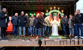 Der Lichterengel aus dem Erzgebirge wird auf der Bühne feierlich enthüllt. - Ralph Meyer Der Lichterengel aus dem Erzgebirge wird auf der Bühne feierlich enthüllt. - Ralph Meyer