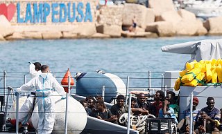 Gerettete Migranten im Hafen der italienischen Insel Lampedusa. Die Ankunft Tausender Bootsmigranten in kurzer Zeit hat die Insel an ihre Grenzen gebracht. - Cecilia Fabiano/LaPresse/AP/dpa Gerettete Migranten im Hafen der italienischen Insel Lampedusa. Die Ankunft Tausender Bootsmigranten in kurzer Zeit hat die Insel an ihre Grenzen gebracht. - Cecilia Fabiano/LaPresse/AP/dpa