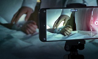 Betäubt und ausgeliefert heißt die dreiteilige TV-Doku über die Serienvergewaltigungen des Assistenzarztes Philipp G. - NDR/André Dekker Betäubt und ausgeliefert heißt die dreiteilige TV-Doku über die Serienvergewaltigungen des Assistenzarztes Philipp G. - NDR/André Dekker