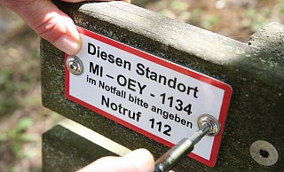 Sitzt fest: Ein Schild mit den GPS-Rettungspunkten am Eingang zum Siekertal an der Schützenbrücke. - Elke Niedringhaus-Haasper Sitzt fest: Ein Schild mit den GPS-Rettungspunkten am Eingang zum Siekertal an der Schützenbrücke. - Elke Niedringhaus-Haasper