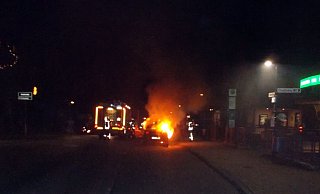 Ein Opel stand am frühen Samstagabend auf der Hauptstraße in Hausberge in Flammen. - Polizei Minden-Lübbecke. Ein Opel stand am frühen Samstagabend auf der Hauptstraße in Hausberge in Flammen. - Polizei Minden-Lübbecke.