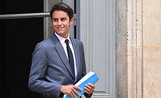 Gabriel Attal war bislang Bildungsminister in Frankreich. Nun wurde er von Präsident Macron zum Premierminister ernannt (Archivbild). - Bertrand Guay/AFP/dpa Gabriel Attal war bislang Bildungsminister in Frankreich. Nun wurde er von Präsident Macron zum Premierminister ernannt (Archivbild). - Bertrand Guay/AFP/dpa
