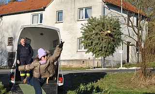 Elegant sieht es aus: Esther Lüke wirft einen Weihnachtsbaum. - Lennart Schlütz Elegant sieht es aus: Esther Lüke wirft einen Weihnachtsbaum. - Lennart Schlütz