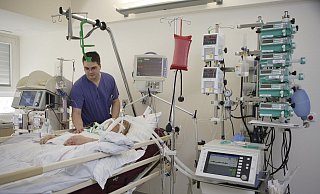 Wenn alle Betten einer Intensivstation belegt sind, melden sich Kliniken von der Versorgung ab. - picture alliance Wenn alle Betten einer Intensivstation belegt sind, melden sich Kliniken von der Versorgung ab. - picture alliance