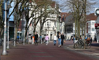 Nur wenige Menschen laufen am Mittwoch durch die Gütersloher Innenstadt - viel zu sehen oder zu machen gibt es nicht mehr. - Patrick Menzel Nur wenige Menschen laufen am Mittwoch durch die Gütersloher Innenstadt - viel zu sehen oder zu machen gibt es nicht mehr. - Patrick Menzel
