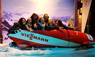 Ski-Hasen beim sportlichen Foto-Shooting: Christina, Julia, Sandra, Sophie, Kristin, Bianka und Bettina (v.l.) - Sonja Vollmer Ski-Hasen beim sportlichen Foto-Shooting: Christina, Julia, Sandra, Sophie, Kristin, Bianka und Bettina (v.l.) - Sonja Vollmer