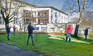 Musiker der Nordwestdeutschen Philharmonie haben in ihrer Freizeit Bewohnern des Heinrich-Windhorst-Hauses ein Ständchen gebracht. Eine Wiederholung wurde zunächst untersagt. - Ralf Bittner Musiker der Nordwestdeutschen Philharmonie haben in ihrer Freizeit Bewohnern des Heinrich-Windhorst-Hauses ein Ständchen gebracht. Eine Wiederholung wurde zunächst untersagt. - Ralf Bittner