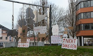 Mit einer Plakataktion hatten die Jusos versucht, eine Beschluss zur Sanierung der Kampa-Halle zu verhindern. Die meisten Kreistagsmitglieder aber sahen den Protest nur aus der Ferne. - Henning Wandel Mit einer Plakataktion hatten die Jusos versucht, eine Beschluss zur Sanierung der Kampa-Halle zu verhindern. Die meisten Kreistagsmitglieder aber sahen den Protest nur aus der Ferne. - Henning Wandel