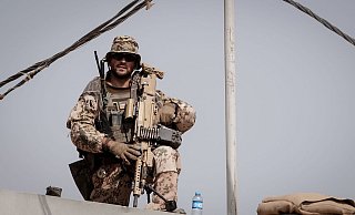 Ein schwer bewaffneter Bundeswehrsoldat auf einem irakischen Militärstützpunkt (Archivbild). - Foto: Kay Nietfeld/dpa Ein schwer bewaffneter Bundeswehrsoldat auf einem irakischen Militärstützpunkt (Archivbild). - Foto: Kay Nietfeld/dpa