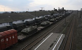 Russische gepanzerte Fahrzeuge werden auf einem Bahnhof in der Region Rostow am Don unweit der russisch-ukrainischen Grenze auf Bahnsteige verladen. - Foto: Uncredited/AP/dpa Russische gepanzerte Fahrzeuge werden auf einem Bahnhof in der Region Rostow am Don unweit der russisch-ukrainischen Grenze auf Bahnsteige verladen. - Foto: Uncredited/AP/dpa
