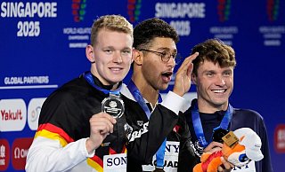 Sven Schwarz (l) freut sich über Silber. - Vincent Thian/AP/dpa Sven Schwarz (l) freut sich über Silber. - Vincent Thian/AP/dpa