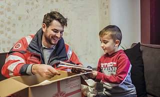 Seit mehr als 30 Jahren bringt der Johanniter-Weihnachtstrucker Hilfspakete in die ärmsten Regionen Südosteuropas, um Menschen Hoffnung zu schenken. - Nicole Endres/Johanniter Seit mehr als 30 Jahren bringt der Johanniter-Weihnachtstrucker Hilfspakete in die ärmsten Regionen Südosteuropas, um Menschen Hoffnung zu schenken. - Nicole Endres/Johanniter